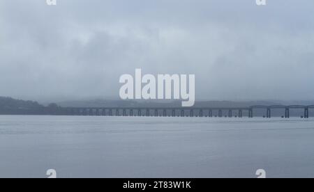 Dundee, Tayside, Schottland, Großbritannien. November 2023. Wetter in Großbritannien: Nebliger November Regen fällt über den ruhigen Fluss Tay in Dundee, Schottland. Quelle: Dundee Photographics/Alamy Live News Stockfoto