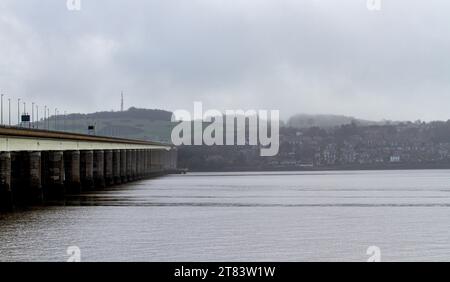 Dundee, Tayside, Schottland, Großbritannien. November 2023. Wetter in Großbritannien: Nebliger November Regen fällt über den ruhigen Fluss Tay in Dundee, Schottland. Quelle: Dundee Photographics/Alamy Live News Stockfoto