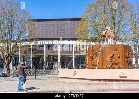 Festiviteten Haugesund Theater und von og HAV fontenen (Brunnen), Rådhusplassen (Rathausplatz), Haugesund, Rogaland County, Norwegen Stockfoto