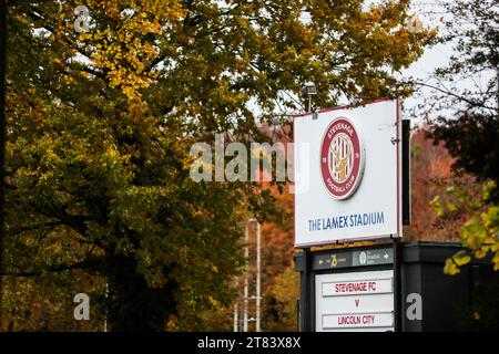 Ein allgemeiner Blick auf das Lamex Stadium vor dem Start während des Spiels der Sky Bet League One im Lamex Stadium, Stevenage. Bilddatum: Samstag, 18. November 2023. Stockfoto