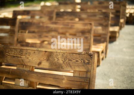 Paletten aus Holz. Handgefertigte Möbel. Aus Dielen. Produktion von Paletten aus Brettern Stockfoto