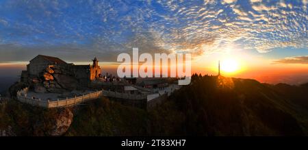 Peking, China. November 2023. Dieses Luftpanorama, aufgenommen am 18. November 2023, zeigt die Landschaft während des Sonnenaufgangs am malerischen Ort des Hengshan Berges in Hengyang, der Provinz Hunan im Zentrum Chinas. Quelle: Cao Zhengping/Xinhua/Alamy Live News Stockfoto