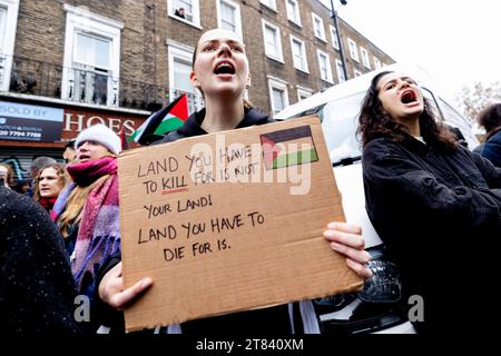 London, Großbritannien. November 2023. Ein Demonstrant, der während der Kundgebung vor dem Büro von Sir Keir Starmer in Camden, London, ein Plakat hielt. Pro-palästinensische Anhänger versammelten sich vor dem Büro von Sir Keir Starmer, dem Führer der Labour Party im Vereinigten Königreich und dem Parlamentsabgeordneten für Holborn und St. Pancras, Hunderte lokaler Kundgebungen in Großbritannien fordern einen Waffenstillstand im israelisch-Gaza-Krieg. Quelle: SOPA Images Limited/Alamy Live News Stockfoto