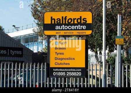 Uxbridge. UK. November 2023. Ein Halfords Autocenter in Uxbridge im Londoner Stadtteil Hillingdon. Es wurde berichtet, dass Redde Northgate, ein Autovermietungsunternehmen, einen Fusionsansatz von 1,4 Milliarden Pfund für die Halfords-Reparaturkette vorgenommen hat. Quelle: Maureen McLean/Alamy Live News Stockfoto