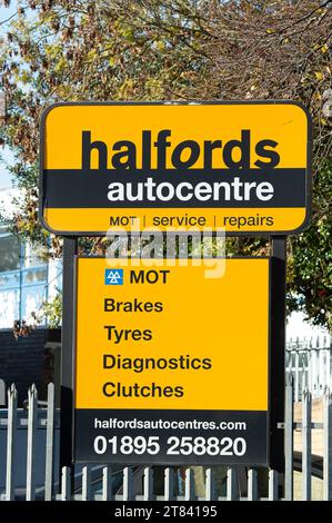 Uxbridge. UK. November 2023. Ein Halfords Autocenter in Uxbridge im Londoner Stadtteil Hillingdon. Es wurde berichtet, dass Redde Northgate, ein Autovermietungsunternehmen, einen Fusionsansatz von 1,4 Milliarden Pfund für die Halfords-Reparaturkette vorgenommen hat. Quelle: Maureen McLean/Alamy Live News Stockfoto