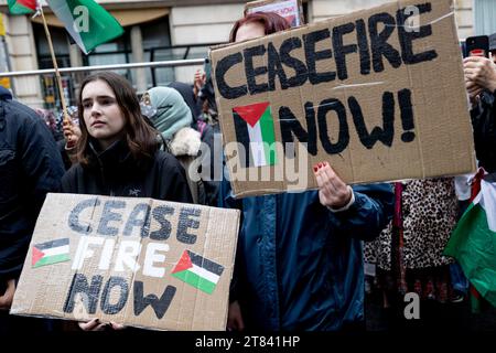 London, Großbritannien. November 2023. Während der Kundgebung vor dem Büro von Sir Keir Starmer in Camden, London, wurden Demonstranten mit Plakaten gesehen. Pro-palästinensische Anhänger versammelten sich vor dem Büro von Sir Keir Starmer, dem Führer der Labour Party im Vereinigten Königreich und dem Parlamentsabgeordneten für Holborn und St. Pancras, Hunderte lokaler Kundgebungen in Großbritannien fordern einen Waffenstillstand im israelisch-Gaza-Krieg. (Foto: Hesther ng/SOPA Images/SIPA USA) Credit: SIPA USA/Alamy Live News Stockfoto