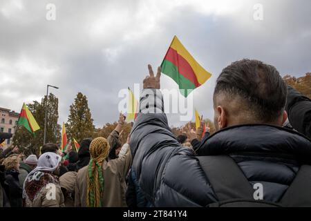 Berlin, Deutschland. November 2023. Tausende kurdischer Demonstranten gingen am 18. November 2023 auf die Straßen Berlins, um die anhaltenden Spannungen und politischen Herausforderungen im Zusammenhang mit kurdischen Rechten und politischen Maßnahmen in der Türkei hervorzuheben. Die Demonstration, die nach dem jüngsten Besuch des türkischen Präsidenten Recep Tayyip Erdogan in der deutschen Hauptstadt organisiert wurde, begann im kulturell vielfältigen Stadtteil Kreuzberg, beginnend am bekannten Oranienplatz. Die Teilnehmer an der Demonstration äußerten einen starken Widerstand gegen das, was sie als unterdrückende Politik und Autoritarismus empfanden Stockfoto