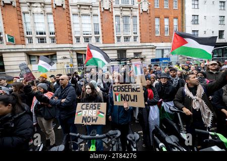 London, Großbritannien. November 2023. Während der Kundgebung vor dem Büro von Sir Keir Starmer in Camden, London, wurden Demonstranten mit Plakaten gesehen. Pro-palästinensische Anhänger versammelten sich vor dem Büro von Sir Keir Starmer, dem Führer der Labour Party im Vereinigten Königreich und dem Parlamentsabgeordneten für Holborn und St. Pancras, Hunderte lokaler Kundgebungen in Großbritannien fordern einen Waffenstillstand im israelisch-Gaza-Krieg. (Foto: Hesther ng/SOPA Images/SIPA USA) Credit: SIPA USA/Alamy Live News Stockfoto