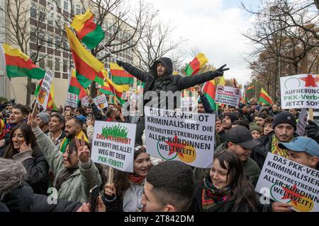 Berlin, Deutschland. November 2023. Tausende kurdischer Demonstranten gingen am 18. November 2023 auf die Straßen Berlins, um die anhaltenden Spannungen und politischen Herausforderungen im Zusammenhang mit kurdischen Rechten und politischen Maßnahmen in der Türkei hervorzuheben. Die Demonstration, die nach dem jüngsten Besuch des türkischen Präsidenten Recep Tayyip Erdogan in der deutschen Hauptstadt organisiert wurde, begann im kulturell vielfältigen Stadtteil Kreuzberg, beginnend am bekannten Oranienplatz. Die Teilnehmer an der Demonstration äußerten einen starken Widerstand gegen das, was sie als unterdrückende Politik und Autoritarismus empfanden Stockfoto