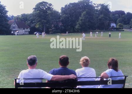 Zuschauer in einem idyllischen Dorf, auf dem Cricketplatz und Spiele spielen. The Green, Bearsted, Kent, England, Großbritannien Stockfoto