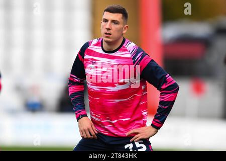 Alex Mitchell (25 Lincoln City) wärmt sich am Samstag, den 18. November 2023, während des Spiels zwischen Stevenage und Lincoln City in der Sky Bet League 1 im Lamex Stadium in Stevenage auf. (Foto: Kevin Hodgson | MI News) Credit: MI News & Sport /Alamy Live News Stockfoto