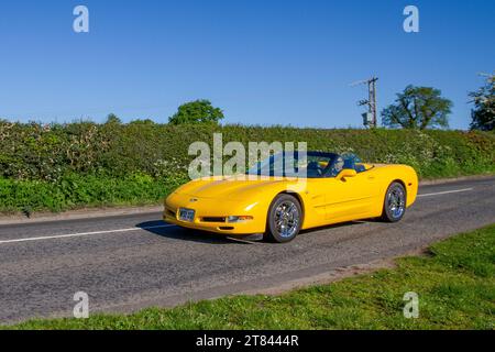 2003 Yellow American Chevrolet GMC Corvette-2003 Chevy Corvette Cabriolet 6-Gang 2-Türer, zweitüriger, zweisitziger Luxus-Sportwagen; Fahrt auf Landstraßen in Cheshire, Großbritannien Stockfoto