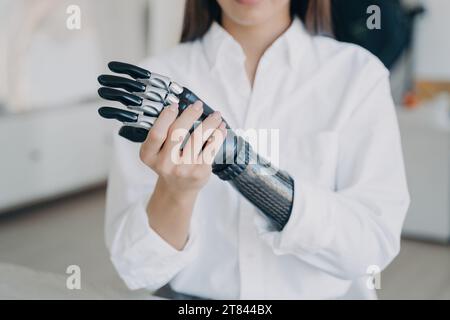 Die Zukunft mit einer bionischen Hand zu erleben, der Inbegriff der Synergie zwischen Mensch und Technologie Stockfoto