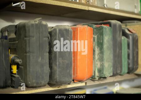 Werkzeugkästen. Boxen mit Einsatz auf dem Regal. Dinge in der Garage. Stockfoto