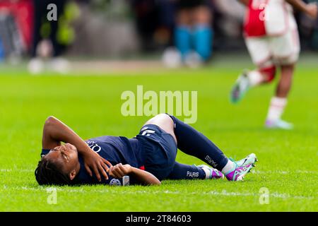 Amsterdam, Niederlande. November 2023. AMSTERDAM, NIEDERLANDE - 15. NOVEMBER: Magnaba Folquet von Paris Saint-Germain verletzt sich beim Spiel der Gruppe C - UEFA Women's Champions League 2023/24 zwischen AFC Ajax und Paris Saint-Germain in der Johan Cruijff Arena am 15. November 2023 in Amsterdam. (Foto von Joris Verwijst/Orange Pictures) Credit: Orange Pics BV/Alamy Live News Stockfoto