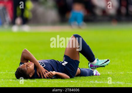 Amsterdam, Niederlande. November 2023. AMSTERDAM, NIEDERLANDE - 15. NOVEMBER: Magnaba Folquet von Paris Saint-Germain verletzt sich beim Spiel der Gruppe C - UEFA Women's Champions League 2023/24 zwischen AFC Ajax und Paris Saint-Germain in der Johan Cruijff Arena am 15. November 2023 in Amsterdam. (Foto von Joris Verwijst/Orange Pictures) Credit: Orange Pics BV/Alamy Live News Stockfoto