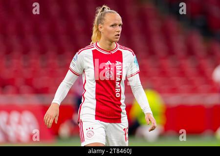Amsterdam, Niederlande. November 2023. AMSTERDAM, NIEDERLANDE - 15. NOVEMBER: Tiny Hoekstra von AFC Ajax sieht beim Spiel der Gruppe C - UEFA Women's Champions League 2023/24 zwischen AFC Ajax und Paris Saint-Germain in der Johan Cruijff Arena am 15. November 2023 in Amsterdam, Niederlande, an. (Foto von Joris Verwijst/Orange Pictures) Credit: Orange Pics BV/Alamy Live News Stockfoto