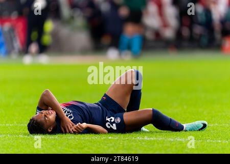 Amsterdam, Niederlande. November 2023. AMSTERDAM, NIEDERLANDE - 15. NOVEMBER: Magnaba Folquet von Paris Saint-Germain verletzt sich beim Spiel der Gruppe C - UEFA Women's Champions League 2023/24 zwischen AFC Ajax und Paris Saint-Germain in der Johan Cruijff Arena am 15. November 2023 in Amsterdam. (Foto von Joris Verwijst/Orange Pictures) Credit: Orange Pics BV/Alamy Live News Stockfoto
