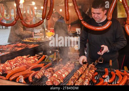 Heiße Würstchen und schaschlik oder Shish Kebab zu essen stand auf der Straße Messe in der Weihnachtszeit auf dem Marktplatz in Krakau, Polen Stockfoto