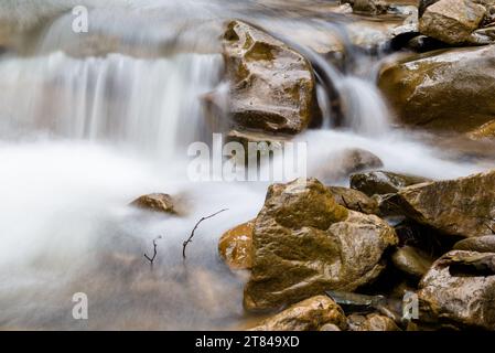 Bachlauf im frühen Frühling an einem sehr wilden Ort in der Nähe des Arschyzja-Berges im Gorgany-Gebirge der Karpaten in der Ukraine Stockfoto