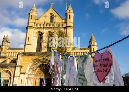 Belfast, Großbritannien. November 2023. Die Solidaritätskampagne zwischen Irland und Palästina (IPSC) organisierte eine Unterstützungskundgebung für Palästina in Writes Square, Belfast Credit: Bonzo/Alamy Live News Stockfoto