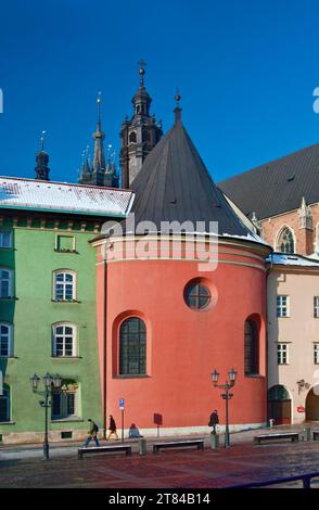 St. Barbara's Church am Plac Mariacki alias Maly Rynek, St. Marienkirche dahinter in Krakau, Polen Stockfoto