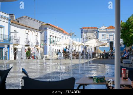 Stadtplatz mit Brunnen Arraiolos, Alentejo, Portugal Stockfoto