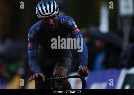 Merksplas, Belgien. November 2023. Der Belgier Niels Vandeputte überquert die Ziellinie des Herrenrennens des Aardbeiencross Cyclocross, der vierten Etappe (4/8) des Superprestige Cyclocross-Rennens am Samstag, den 18. November 2023, in Merksplas. BELGA FOTO DAVID PINTENS Credit: Belga News Agency/Alamy Live News Stockfoto