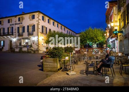 Restaurtant und der Hauptplatz im Dorf Sare, Pyrenäen Atlantiques, Frankreich, gekennzeichnet mit Les Plus Beaux Villages de France (die schönsten Dörfer) Stockfoto