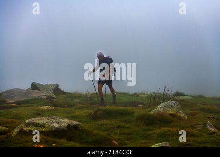 Wandern in den Hügeln vor den Toren Sare in der Nähe von La Rhune Punkt Berg- und Beobachtung, Baskenland, Frankreich Stockfoto