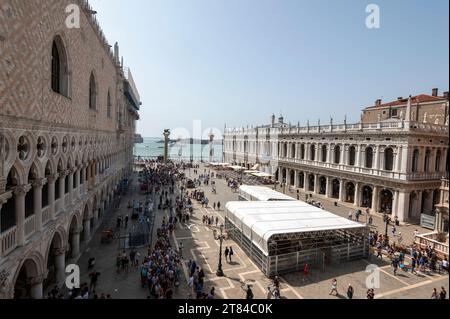 Ein hoher Blick auf die Plazzetta S. Marco (kleiner Markusplatz) von der Loggia dei Cavalli, einer schmalen Aussichtsplattform mit Steinmauern. Es ist ein Stockfoto