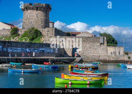 Le fort Vauvan de Socoa und der Fischerhafen von Ciboure im Baskenland. Frankreich kleine bunte Fischboote auf dem alten Hafen von Cituadel davor Stockfoto