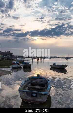 Sonnenuntergang über Burnham Overy Staithe, North Norfolk Coast, East Anglia, Großbritannien Stockfoto