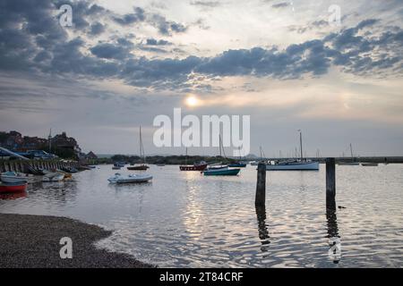 Sonnenuntergang über Burnham Overy Staithe, North Norfolk Coast, East Anglia, Großbritannien Stockfoto