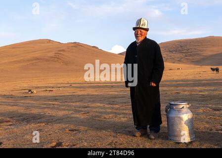 Jurten lagern auf dem Song Kul-See in Kirgisistan, ein einheimischer Mann in traditioneller Kleidung Stockfoto