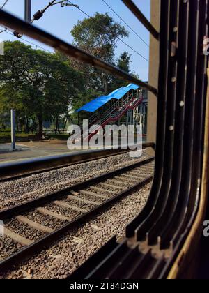 Der Bahnhof Sarju (Saryu) River in Uttar Pradesh erinnert in dramtischer Sicht an die Ära, als die Eisenbahn ihren Betrieb in Indien aufnahm. Stockfoto