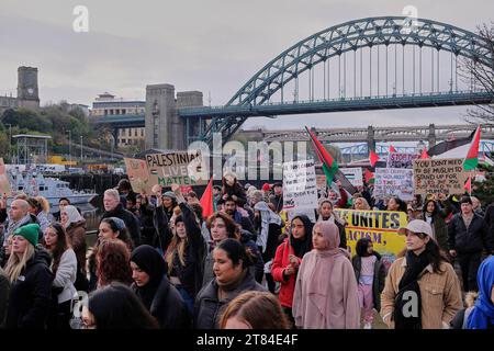 Newcastle upon Tyne, Großbritannien. November 2023. Demonstranten, die die palästinensische Flagge und Plakate halten, marschieren während des palästinensischen Marsches am Newcastle Quayside, Newcastle upon Tyne, Großbritannien, 18. November 2023 (Foto: Martin Hurton/News Images) in Newcastle upon Tyne, Vereinigtes Königreich am 18. November 2023. (Foto: Martin Hurton/News Images/SIPA USA) Credit: SIPA USA/Alamy Live News Stockfoto