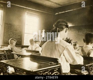 Ein-Zimmer-Schulhaus Anfang 1900, ein-Zimmer-Schulhaus-Inneneinrichtung Stockfoto