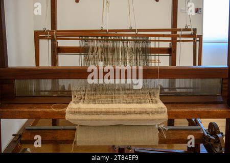 Antike Holzwebstoffe, ausgestellt im Gobelin Museum, Arraiolos, Portugal, ein Teppich von Arraiolos, ein Teppich von Arraiolos, ein Teppich von Arraiolos oder eine portugiesische Nadel Stockfoto