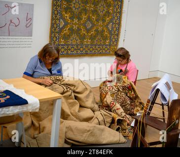 Frau stickt Wandteppiche in traditioneller Weise und entwirft im Wandteppiemuseum in Arraiolos, Portugal einen Teppich Arraiolos, Wandteppiche Arraiolos, AR Stockfoto