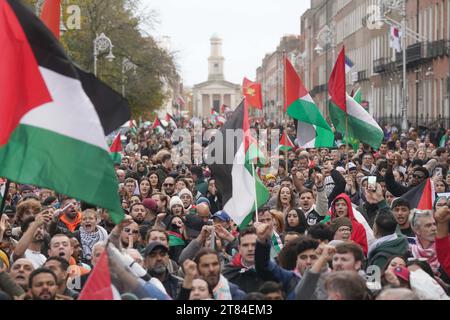 Demonstranten während einer propalästinensischen Kundgebung in Dublin, die einen Waffenstillstand im Konflikt zwischen Israel und Hamas forderte. Bilddatum: Samstag, 18. November 2023. Stockfoto