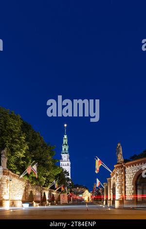 Polen, Tschenstochau - 19. Juli 2023: Eingang des Klosters und der Kirche Jasna Gora. Polnische katholische Wallfahrtsstätte mit der Wunderfigur der Schwarzen Madonna. Stockfoto