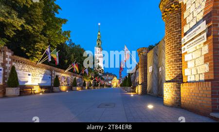 Polen, Tschenstochau - 19. Juli 2023: Eingang des Klosters und der Kirche Jasna Gora. Polnische katholische Wallfahrtsstätte mit der Wunderfigur der Schwarzen Madonna. Stockfoto