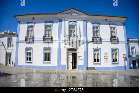 Rathaus mit Brunnen Arraiolos, Alentejo, Portugal Stockfoto