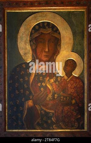 Polen, Tschenstochau - 19. Juli 2023: Schwarze Madonnenmalerei im Kloster und in der Kirche Jasna Gora. Polnische katholische Wallfahrtsstätte. Stockfoto