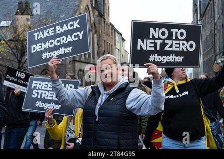 Edinburgh, Schottland, Großbritannien. November 2023. Demonstranten versammelten sich zu einer Kundgebung vor dem schottischen Parlament in Holyrood für eine Demonstration gegen die Einführung von LEZ (Low Emission Zone) und LTN (Low Traffic Neighbourhood) in den schottischen Stadtzentren (Glasgow ist das erste und bald folgt Edinburgh) und was sie für eine ungerechte Steuer auf Autofahrer halten. Iain Masterton/Alamy Live News Stockfoto