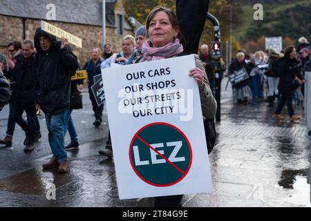 Edinburgh, Schottland, Großbritannien. November 2023. Demonstranten versammelten sich zu einer Kundgebung vor dem schottischen Parlament in Holyrood für eine Demonstration gegen die Einführung von LEZ (Low Emission Zone) und LTN (Low Traffic Neighbourhood) in den schottischen Stadtzentren (Glasgow ist das erste und bald folgt Edinburgh) und was sie für eine ungerechte Steuer auf Autofahrer halten. Iain Masterton/Alamy Live News Stockfoto