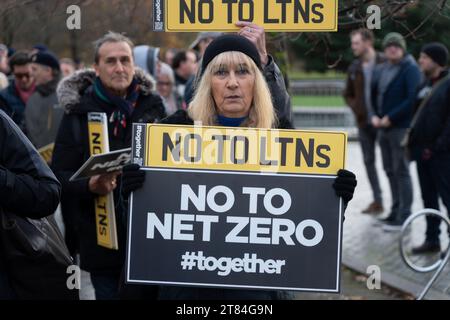 Edinburgh, Schottland, Großbritannien. November 2023. Demonstranten versammelten sich zu einer Kundgebung vor dem schottischen Parlament in Holyrood für eine Demonstration gegen die Einführung von LEZ (Low Emission Zone) und LTN (Low Traffic Neighbourhood) in den schottischen Stadtzentren (Glasgow ist das erste und bald folgt Edinburgh) und was sie für eine ungerechte Steuer auf Autofahrer halten. Iain Masterton/Alamy Live News Stockfoto