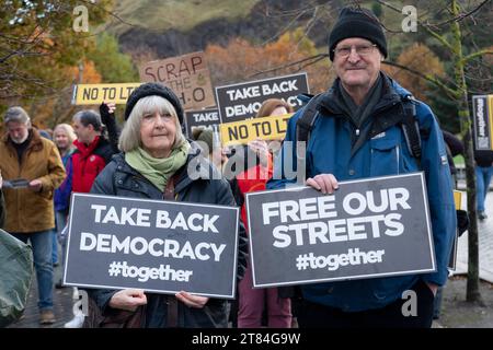 Edinburgh, Schottland, Großbritannien. November 2023. Demonstranten versammelten sich zu einer Kundgebung vor dem schottischen Parlament in Holyrood für eine Demonstration gegen die Einführung von LEZ (Low Emission Zone) und LTN (Low Traffic Neighbourhood) in den schottischen Stadtzentren (Glasgow ist das erste und bald folgt Edinburgh) und was sie für eine ungerechte Steuer auf Autofahrer halten. Iain Masterton/Alamy Live News Stockfoto