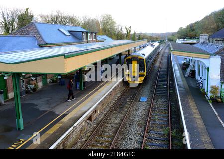 Ein Zug von Exeter, der am Bahnhof Okehampton auf der Dartmoor Line in Devon ankommt und 2021 wieder eröffnet wurde. Stockfoto